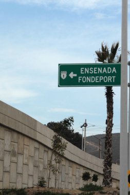 Ensenada, Baja California, Meksika - 14 Aralık 2025: Meksika 'da Tijuana' dan Ensenada Baja California 'ya giden Panoramik Karayolu üzerindeki yol işaretleri yön ve mesafeyi veya çıkışları gösteriyor
