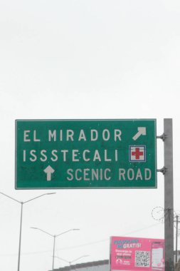 Ensenada, Baja California, Meksika - 14 Aralık 2025: Meksika 'da Tijuana' dan Ensenada Baja California 'ya giden Panoramik Karayolu üzerindeki yol işaretleri yön ve mesafeyi veya çıkışları gösteriyor