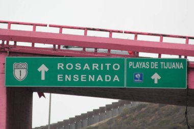 Ensenada, Baja California, Meksika - 14 Aralık 2025: Meksika 'da Tijuana' dan Ensenada Baja California 'ya giden Panoramik Karayolu üzerindeki yol işaretleri yön ve mesafeyi veya çıkışları gösteriyor