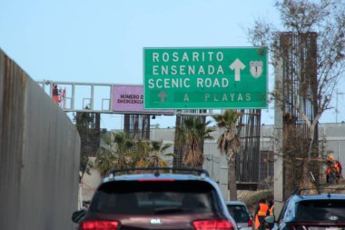 Ensenada, Baja California, Meksika - 14 Aralık 2025: Meksika 'da Tijuana' dan Ensenada Baja California 'ya giden Panoramik Karayolu üzerindeki yol işaretleri yön ve mesafeyi veya çıkışları gösteriyor
