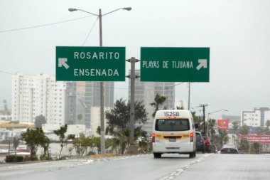 Ensenada, Baja California, Meksika - 14 Aralık 2025: Meksika 'da Tijuana' dan Ensenada Baja California 'ya giden Panoramik Karayolu üzerindeki yol işaretleri yön ve mesafeyi veya çıkışları gösteriyor
