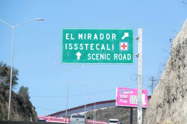 Ensenada, Baja California, Meksika - 14 Aralık 2025: Meksika 'da Tijuana' dan Ensenada Baja California 'ya giden Panoramik Karayolu üzerindeki yol işaretleri yön ve mesafeyi veya çıkışları gösteriyor