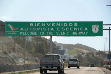 Ensenada, Baja California, Meksika - 14 Aralık 2025: Meksika 'da Tijuana' dan Ensenada Baja California 'ya giden Panoramik Karayolu üzerindeki yol işaretleri yön ve mesafeyi veya çıkışları gösteriyor