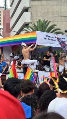 Mexico City, Mexico - 29 Haziran 2024: CDMX 'teki LGBT + gurur yürüyüşü, cinsel ve cinsiyet çeşitliliğini, lezbiyen, eşcinsel, biseksüel, transseksüel eşcinsellerin eşit hakları için yapılan bir gösteridir.