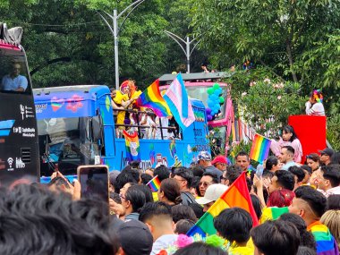 Mexico City, Mexico - 29 Haziran 2024: CDMX 'teki LGBT + gurur yürüyüşü, cinsel ve cinsiyet çeşitliliğini, lezbiyen, eşcinsel, biseksüel, transseksüel eşcinsellerin eşit hakları için yapılan bir gösteridir.
