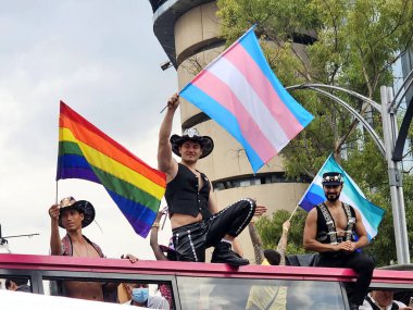 Mexico City, Mexico - 29 Haziran 2024: CDMX 'teki LGBT + gurur yürüyüşü, cinsel ve cinsiyet çeşitliliğini, lezbiyen, eşcinsel, biseksüel, transseksüel eşcinsellerin eşit hakları için yapılan bir gösteridir.