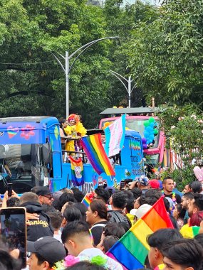 Mexico City, Mexico - 29 Haziran 2024: CDMX 'teki LGBT + gurur yürüyüşü, cinsel ve cinsiyet çeşitliliğini, lezbiyen, eşcinsel, biseksüel, transseksüel eşcinsellerin eşit hakları için yapılan bir gösteridir.