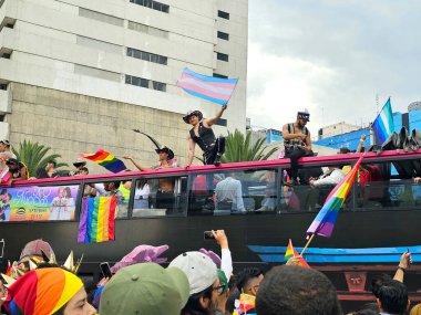 Mexico City, Mexico - 29 Haziran 2024: CDMX 'teki LGBT + gurur yürüyüşü, cinsel ve cinsiyet çeşitliliğini, lezbiyen, eşcinsel, biseksüel, transseksüel eşcinsellerin eşit hakları için yapılan bir gösteridir.