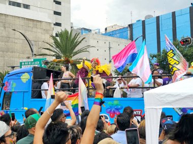 Mexico City, Mexico - 29 Haziran 2024: CDMX 'teki LGBT + gurur yürüyüşü, cinsel ve cinsiyet çeşitliliğini, lezbiyen, eşcinsel, biseksüel, transseksüel eşcinsellerin eşit hakları için yapılan bir gösteridir.
