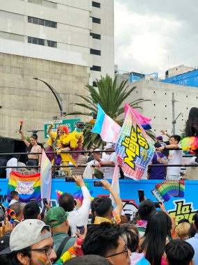 Mexico City, Mexico - 29 Haziran 2024: CDMX 'teki LGBT + gurur yürüyüşü, cinsel ve cinsiyet çeşitliliğini, lezbiyen, eşcinsel, biseksüel, transseksüel eşcinsellerin eşit hakları için yapılan bir gösteridir.