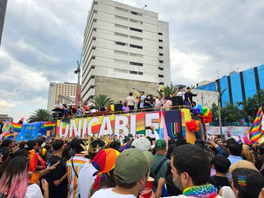 Mexico City, Mexico - 29 Haziran 2024: CDMX 'teki LGBT + gurur yürüyüşü, cinsel ve cinsiyet çeşitliliğini, lezbiyen, eşcinsel, biseksüel, transseksüel eşcinsellerin eşit hakları için yapılan bir gösteridir.