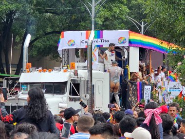 Mexico City, Mexico - 29 Haziran 2024: CDMX 'teki LGBT + gurur yürüyüşü, cinsel ve cinsiyet çeşitliliğini, lezbiyen, eşcinsel, biseksüel, transseksüel eşcinsellerin eşit hakları için yapılan bir gösteridir.