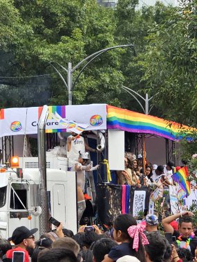 Mexico City, Mexico - 29 Haziran 2024: CDMX 'teki LGBT + gurur yürüyüşü, cinsel ve cinsiyet çeşitliliğini, lezbiyen, eşcinsel, biseksüel, transseksüel eşcinsellerin eşit hakları için yapılan bir gösteridir.