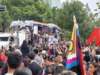 Mexico City, Mexico - 29 Haziran 2024: CDMX 'teki LGBT + gurur yürüyüşü, cinsel ve cinsiyet çeşitliliğini, lezbiyen, eşcinsel, biseksüel, transseksüel eşcinsellerin eşit hakları için yapılan bir gösteridir.