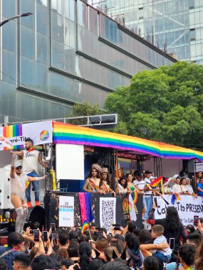 Mexico City, Mexico - 29 Haziran 2024: CDMX 'teki LGBT + gurur yürüyüşü, cinsel ve cinsiyet çeşitliliğini, lezbiyen, eşcinsel, biseksüel, transseksüel eşcinsellerin eşit hakları için yapılan bir gösteridir.