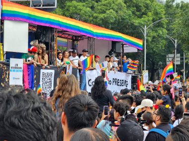 Mexico City, Mexico - 29 Haziran 2024: CDMX 'teki LGBT + gurur yürüyüşü, cinsel ve cinsiyet çeşitliliğini, lezbiyen, eşcinsel, biseksüel, transseksüel eşcinsellerin eşit hakları için yapılan bir gösteridir.