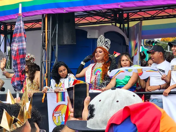 Mexico City, Mexico - 29 Haziran 2024: CDMX 'teki LGBT + gurur yürüyüşü, cinsel ve cinsiyet çeşitliliğini, lezbiyen, eşcinsel, biseksüel, transseksüel eşcinsellerin eşit hakları için yapılan bir gösteridir.