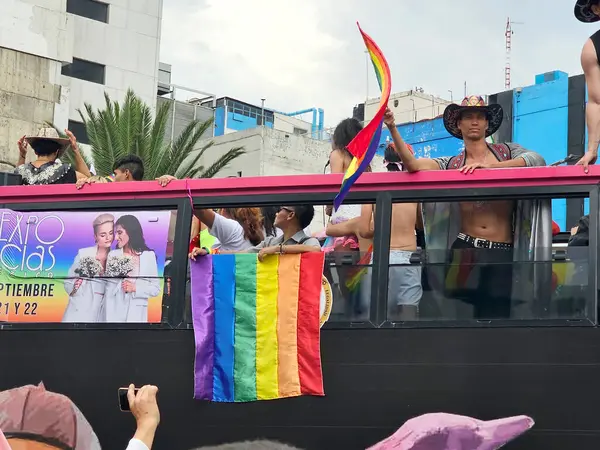 Mexico City, Mexico - 29 Haziran 2024: CDMX 'teki LGBT + gurur yürüyüşü, cinsel ve cinsiyet çeşitliliğini, lezbiyen, eşcinsel, biseksüel, transseksüel eşcinsellerin eşit hakları için yapılan bir gösteridir.