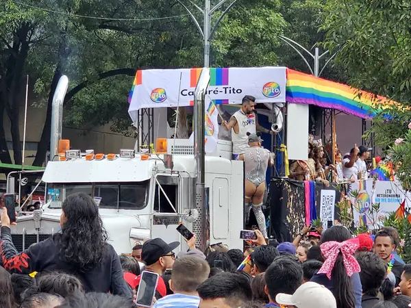 Mexico City, Mexico - 29 Haziran 2024: CDMX 'teki LGBT + gurur yürüyüşü, cinsel ve cinsiyet çeşitliliğini, lezbiyen, eşcinsel, biseksüel, transseksüel eşcinsellerin eşit hakları için yapılan bir gösteridir.