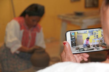 San Bartolo Coyotepec, Oaxaca, Meksika - 30 Ağustos 2015: San Bartolo Coyotepec, Oaxaca, Meksika 'da, Doa Rosa Real gibi sanatçılar tarafından kara kil işçiliği yapılır.