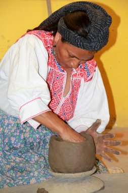 San Bartolo Coyotepec, Oaxaca, Meksika - 30 Ağustos 2015: San Bartolo Coyotepec, Oaxaca, Meksika 'da, Doa Rosa Real gibi sanatçılar tarafından kara kil işçiliği yapılır.