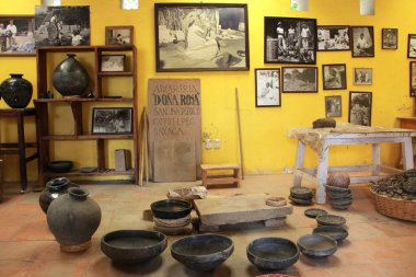 San Bartolo Coyotepec, Oaxaca, Meksika - 30 Ağustos 2015: San Bartolo Coyotepec, Oaxaca, Meksika 'da, Doa Rosa Real gibi sanatçılar tarafından kara kil işçiliği yapılır.