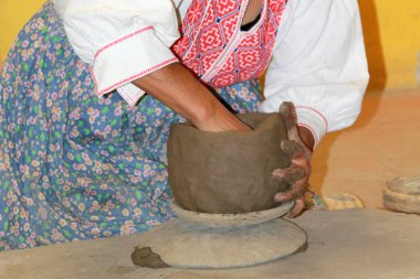 San Bartolo Coyotepec, Oaxaca, Meksika 'da, Doa Rosa Real gibi sanatçılar tarafından kara kil işçiliği yapılır..