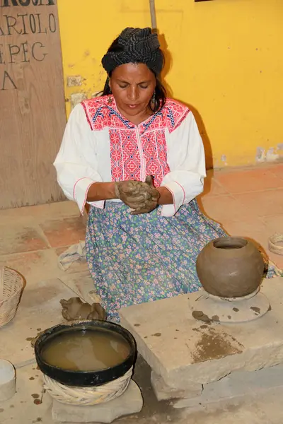 San Bartolo Coyotepec, Oaxaca, Meksika - 30 Ağustos 2015: San Bartolo Coyotepec, Oaxaca, Meksika 'da, Doa Rosa Real gibi sanatçılar tarafından kara kil işçiliği yapılır.
