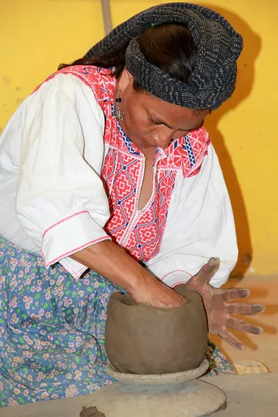 San Bartolo Coyotepec, Oaxaca, Meksika - 30 Ağustos 2015: San Bartolo Coyotepec, Oaxaca, Meksika 'da, Doa Rosa Real gibi sanatçılar tarafından kara kil işçiliği yapılır.