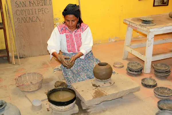 San Bartolo Coyotepec, Oaxaca, Meksika - 30 Ağustos 2015: San Bartolo Coyotepec, Oaxaca, Meksika 'da, Doa Rosa Real gibi sanatçılar tarafından kara kil işçiliği yapılır.