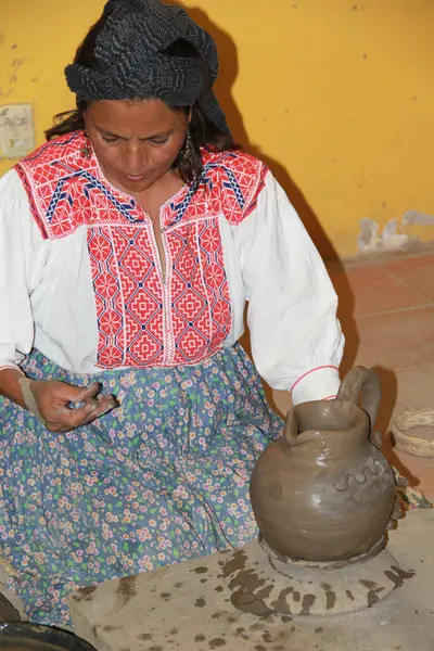 San Bartolo Coyotepec, Oaxaca, Meksika - 30 Ağustos 2015: San Bartolo Coyotepec, Oaxaca, Meksika 'da, Doa Rosa Real gibi sanatçılar tarafından kara kil işçiliği yapılır.