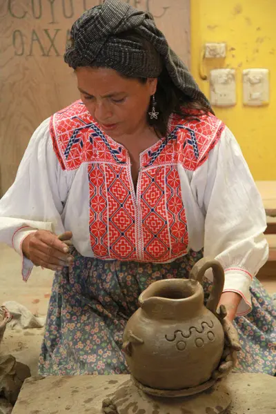 San Bartolo Coyotepec, Oaxaca, Meksika - 30 Ağustos 2015: San Bartolo Coyotepec, Oaxaca, Meksika 'da, Doa Rosa Real gibi sanatçılar tarafından kara kil işçiliği yapılır.