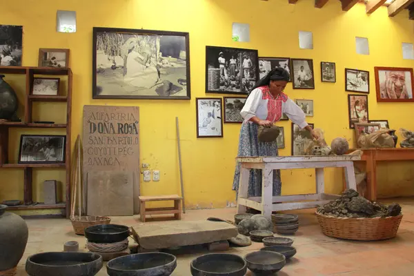 San Bartolo Coyotepec, Oaxaca, Meksika - 30 Ağustos 2015: San Bartolo Coyotepec, Oaxaca, Meksika 'da, Doa Rosa Real gibi sanatçılar tarafından kara kil işçiliği yapılır.