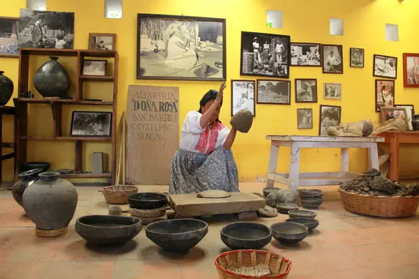 San Bartolo Coyotepec, Oaxaca, Meksika - 30 Ağustos 2015: San Bartolo Coyotepec, Oaxaca, Meksika 'da, Doa Rosa Real gibi sanatçılar tarafından kara kil işçiliği yapılır.