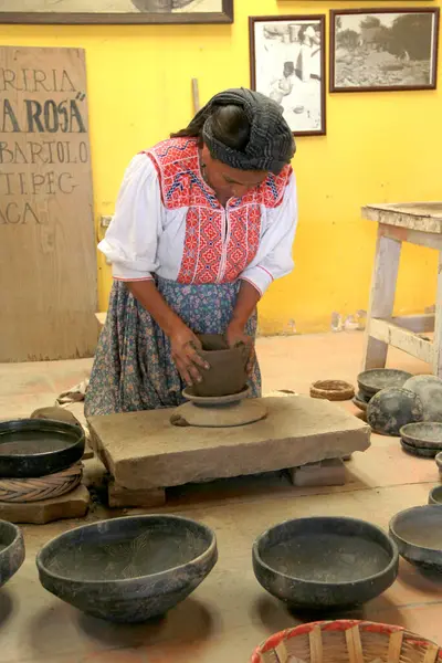 San Bartolo Coyotepec, Oaxaca, Meksika - 30 Ağustos 2015: San Bartolo Coyotepec, Oaxaca, Meksika 'da, Doa Rosa Real gibi sanatçılar tarafından kara kil işçiliği yapılır.