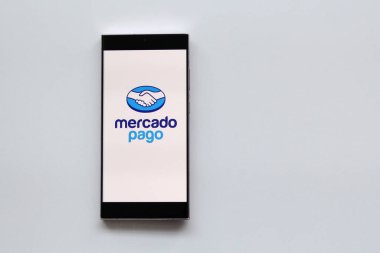 Mexico City, Mexico - 22 Şubat 2025: Mercado Pago, Mercado Libre 'nin online ve kişisel ödeme ve harcama yapma platformu, fonlarınızı yönetmek ve transferlerinizi gerçekleştirmek