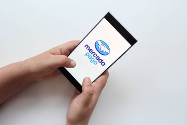 Mexico City, Mexico - 22 Şubat 2025: Mercado Pago, Mercado Libre 'nin online ve kişisel ödeme ve harcama yapma platformu, fonlarınızı yönetmek ve transferlerinizi gerçekleştirmek
