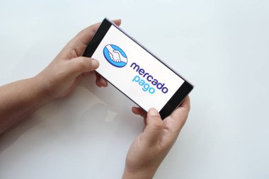 Mexico City, Mexico - 22 Şubat 2025: Mercado Pago, Mercado Libre 'nin online ve kişisel ödeme ve harcama yapma platformu, fonlarınızı yönetmek ve transferlerinizi gerçekleştirmek