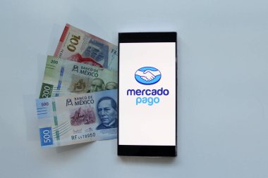 Mexico City, Mexico - 22 Şubat 2025: Mercado Pago, Mercado Libre 'nin online ve kişisel ödeme ve harcama yapma platformu, fonlarınızı yönetmek ve transferlerinizi gerçekleştirmek