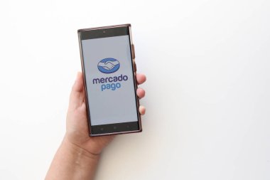 Mexico City, Mexico - 22 Şubat 2025: Mercado Pago, Mercado Libre 'nin online ve kişisel ödeme ve harcama yapma platformu, fonlarınızı yönetmek ve transferlerinizi gerçekleştirmek