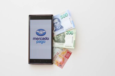 Mexico City, Mexico - 22 Şubat 2025: Mercado Pago, Mercado Libre 'nin online ve kişisel ödeme ve harcama yapma platformu, fonlarınızı yönetmek ve transferlerinizi gerçekleştirmek