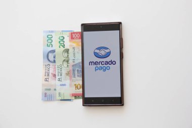 Mexico City, Mexico - 22 Şubat 2025: Mercado Pago, Mercado Libre 'nin online ve kişisel ödeme ve harcama yapma platformu, fonlarınızı yönetmek ve transferlerinizi gerçekleştirmek