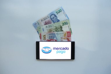 Mexico City, Mexico - 22 Şubat 2025: Mercado Pago, Mercado Libre 'nin online ve kişisel ödeme ve harcama yapma platformu, fonlarınızı yönetmek ve transferlerinizi gerçekleştirmek