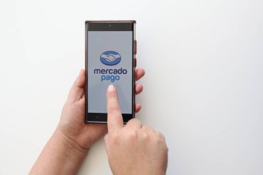 Mexico City, Mexico - 22 Şubat 2025: Mercado Pago, Mercado Libre 'nin online ve kişisel ödeme ve harcama yapma platformu, fonlarınızı yönetmek ve transferlerinizi gerçekleştirmek