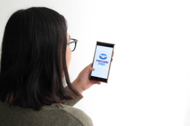 Mexico City, Mexico - 22 Şubat 2025: Mercado Pago, Mercado Libre 'nin online ve kişisel ödeme ve harcama yapma platformu, fonlarınızı yönetmek ve transferlerinizi gerçekleştirmek