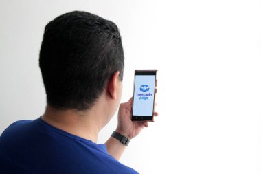 Mexico City, Mexico - 22 Şubat 2025: Mercado Pago, Mercado Libre 'nin online ve kişisel ödeme ve harcama yapma platformu, fonlarınızı yönetmek ve transferlerinizi gerçekleştirmek