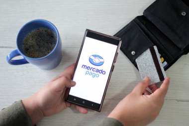Mexico City, Mexico - 22 Şubat 2025: Mercado Pago, Mercado Libre 'nin online ve kişisel ödeme ve harcama yapma platformu, fonlarınızı yönetmek ve transferlerinizi gerçekleştirmek
