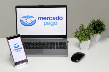 Mexico City, Mexico - 22 Şubat 2025: Mercado Pago, Mercado Libre 'nin online ve kişisel ödeme ve harcama yapma platformu, fonlarınızı yönetmek ve transferlerinizi gerçekleştirmek