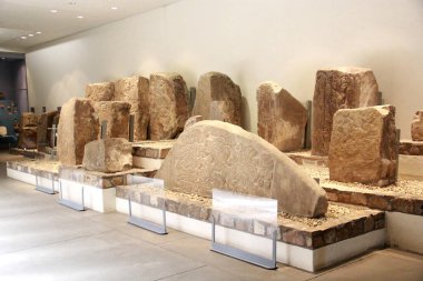 Monte Alban, Oaxaca, Meksika - 30 Ağustos 2015: Monte Alban Arkeolojik Bölge Müzesi Zapotec kültürü, yazımı, mimarisi, kronolojisi, ticareti ve cenaze uygulamalarını sergiliyor