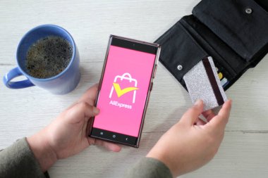 Mexico City, Mexico - 22 Şubat 2025: Alibaba Group 'un uluslararası e-ticaret platformu, ürünleri düşük fiyatlara satmaktadır.